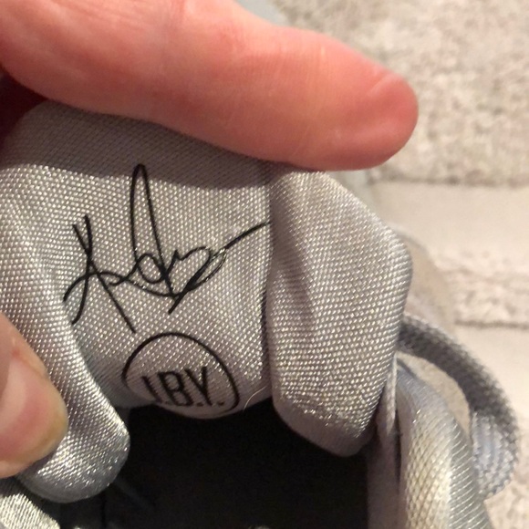 Boys Nike Kylie 2’s   Gently used youth size 6.5 - Picture 5 of 6